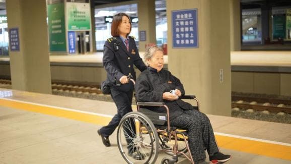铁路部门推出重点旅客服务新规则，无陪伴年长旅客出行更便捷