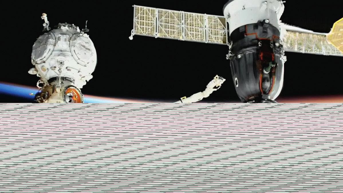嗖！嗖！嗖！面对微流星体和空间碎片，航天器该如何应对？