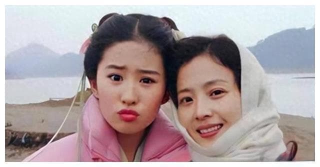 刘亦菲妈妈65岁仍单身，身材傲人，长得比女儿还漂亮