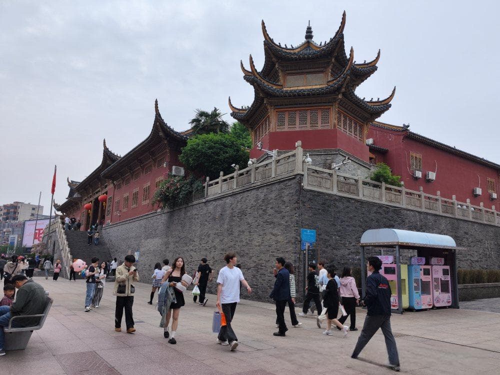 合肥古城中的曹操点将台，台上有千年古刹，一口水井高过周边民房