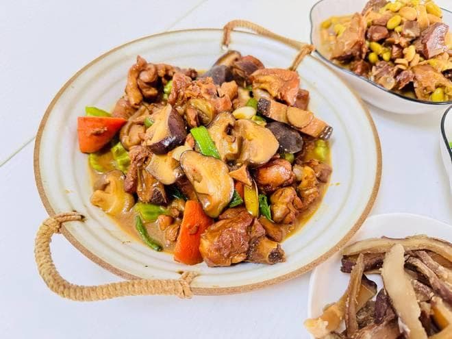 黄焖鸡米饭的家常做法：焯水炒糖色是关键