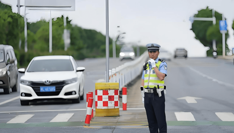 不扣分、不罚款！交通违法"首违警告 轻微免罚"让执法更有温度