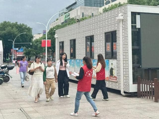 暖暖的！无偿献血宣传招募志愿者走上街头传递温情