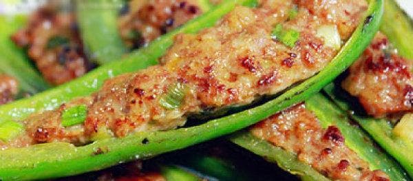 肉酿虎皮尖椒的制作秘籍：从食材选购到完美上桌的详细步骤
