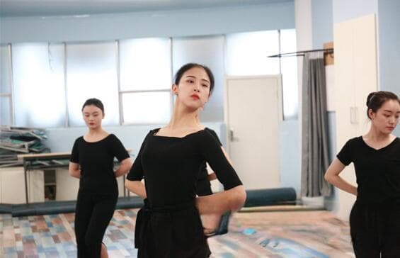 国标舞必学的华尔兹四大基本技巧