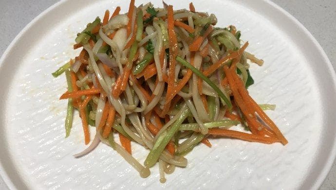 凉拌金针菇洋葱香菜胡萝卜