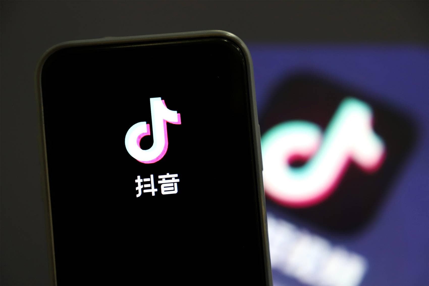 直播荐股如何"收割"散户？表面教人赚钱、实则私域引流，想进内部群先交3万