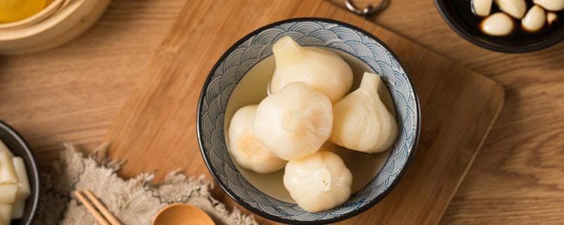 经常吃糖蒜有什么好处和坏处？这些人群需谨慎食用