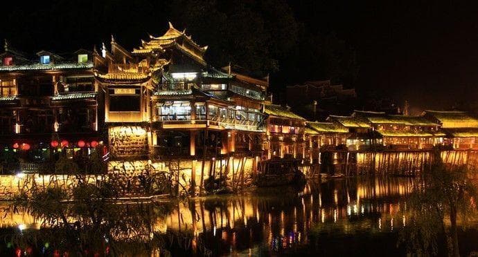 凤凰古城吊脚楼：依山傍水的建筑艺术