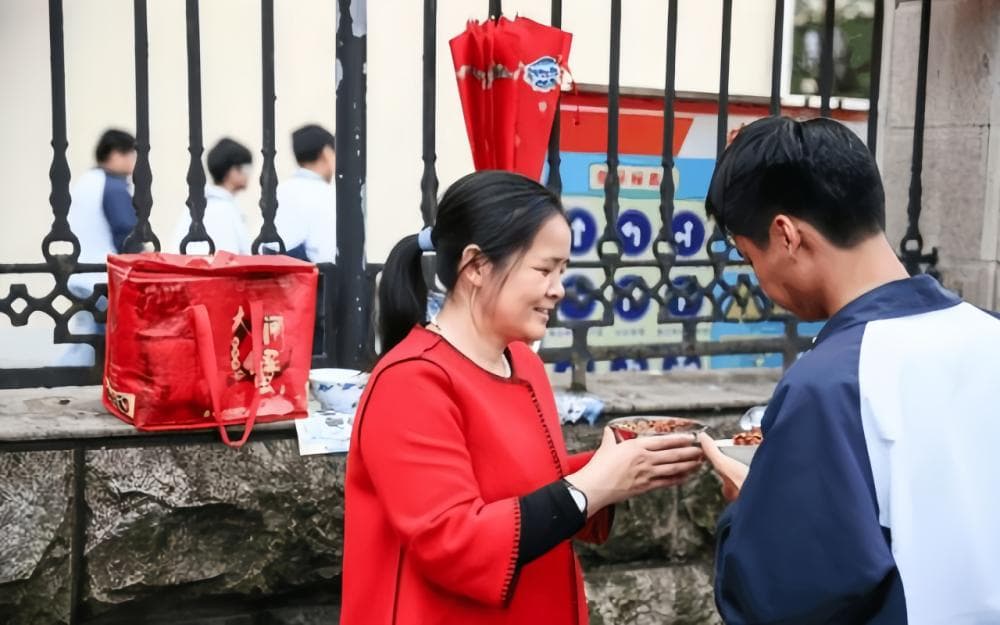 2024七省迎新高考丨“本来化学考了66，赋完分只有60”，陪读妈妈很苦恼