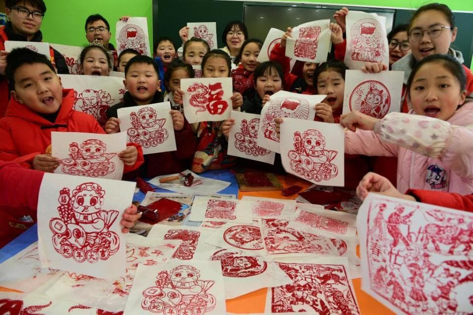 春城晚报“年画欢乐送”：春节装饰品的文化传承与创新
