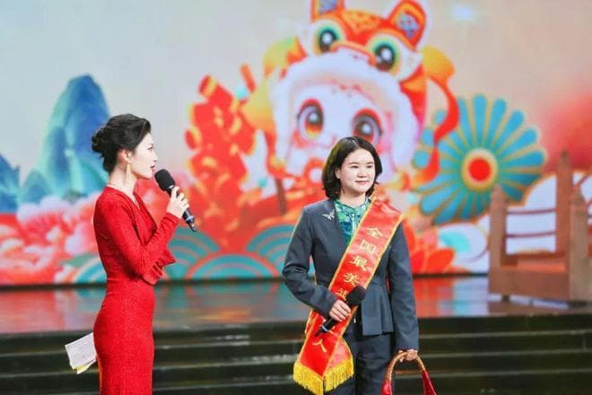 从军营到春晚：退役军人杨芳的音乐人生
