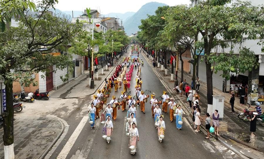 云南龙陵勐糯：以节促旅 欢度泼水节