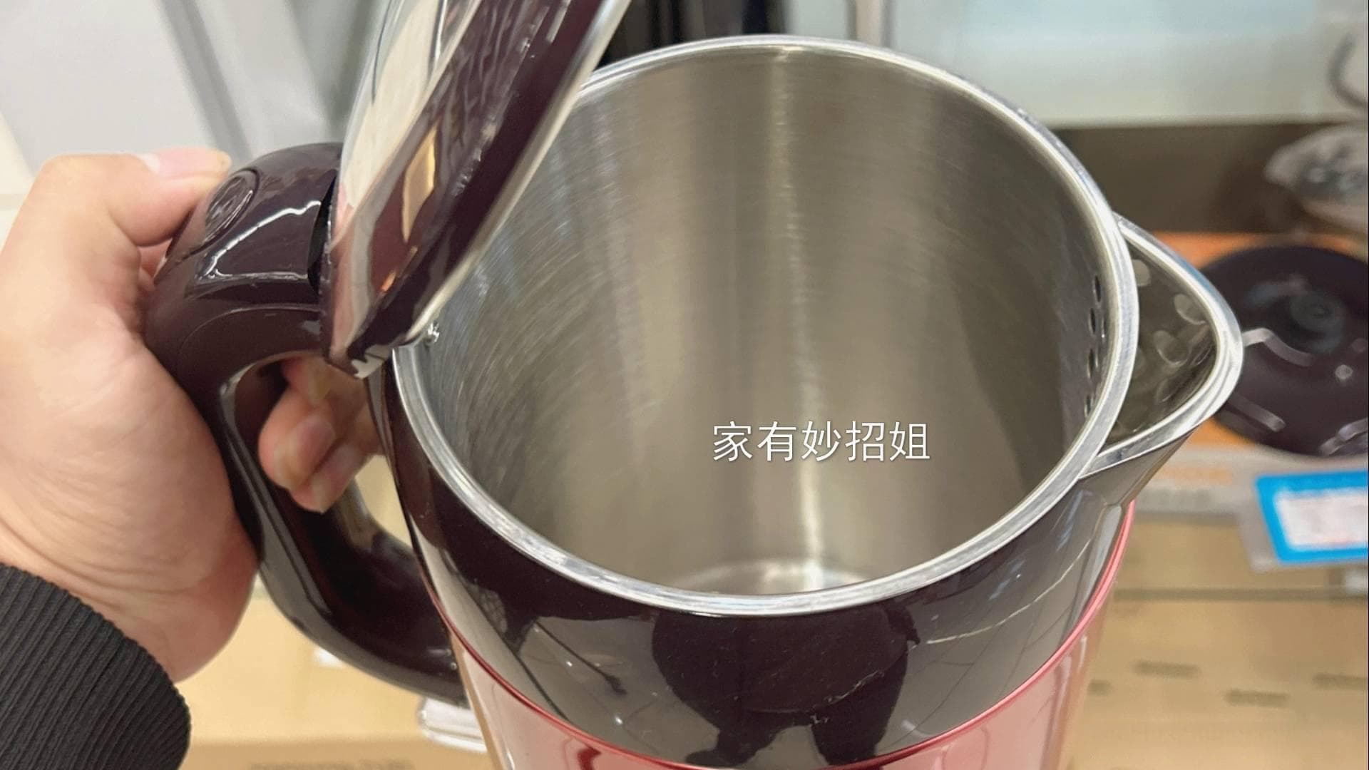 电热水壶除垢妙招：白醋+橘子皮，轻松去除顽固水垢