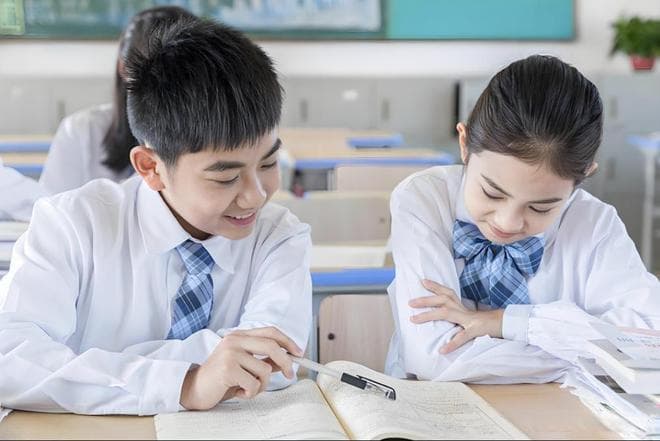 在开展实践活动时，如何有效地将学科知识与现实生活相结合？