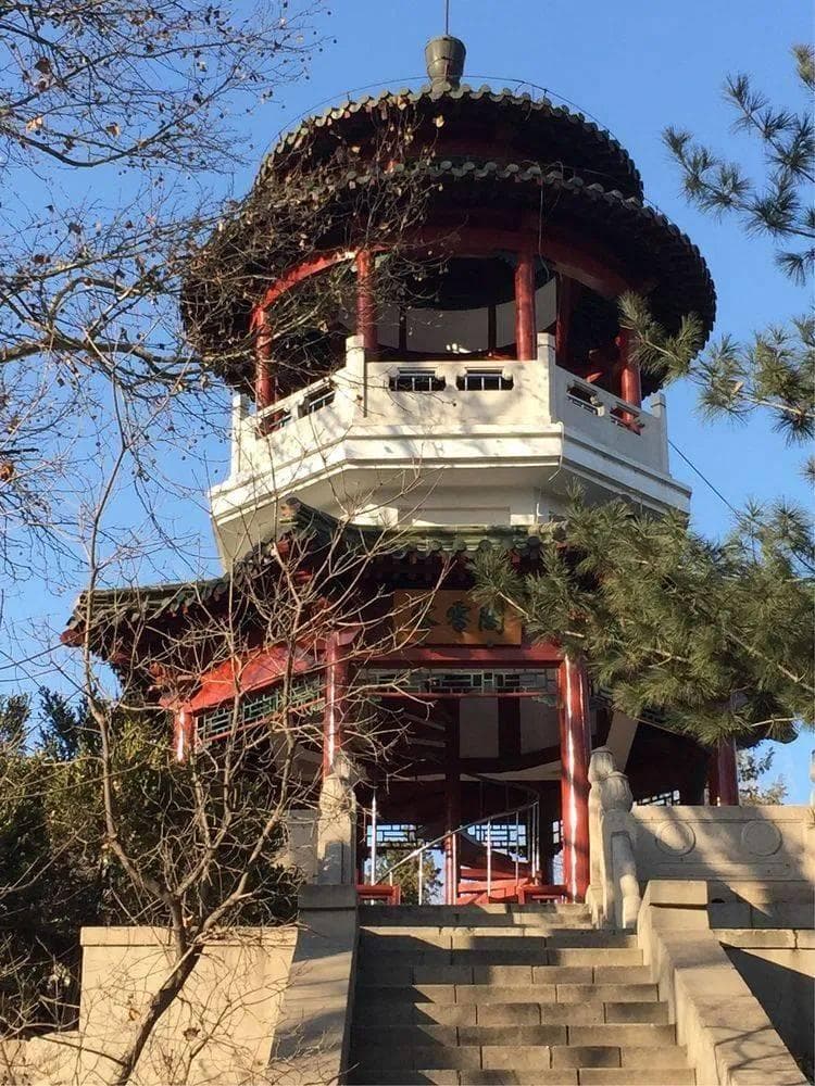 清华历史上唯一以两个数字做届号的年级，捐建了它