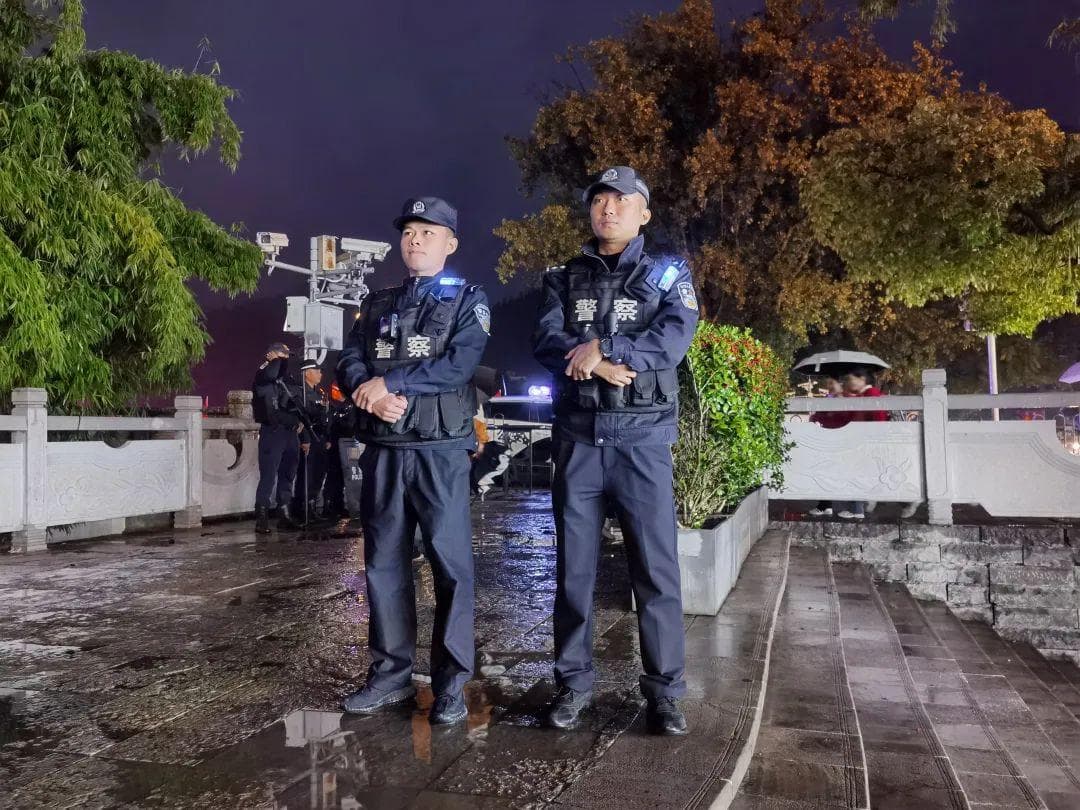 社区警务怎么干？这个文质彬彬民警给出答案