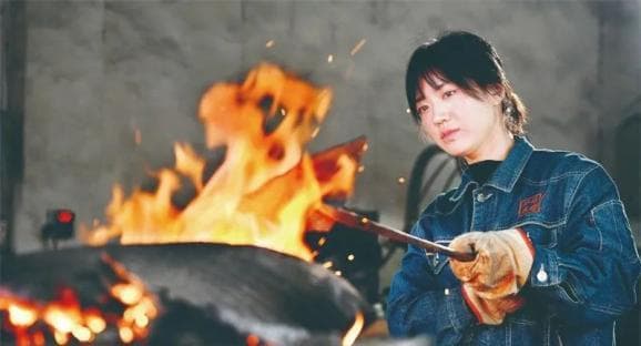 90后美女“打铁匠”火上央视，从小把铁锤当玩具，如今为“洛阳铲”正名