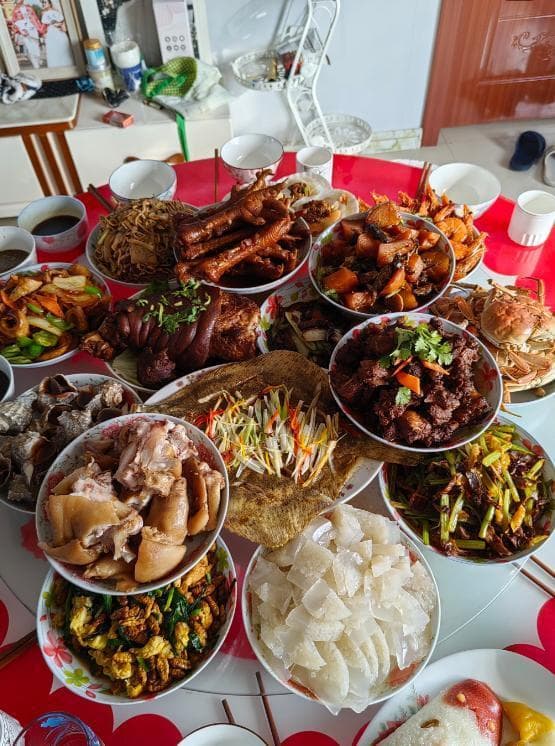 全国各省年夜饭大比拼：风味各异的春节美食盛宴