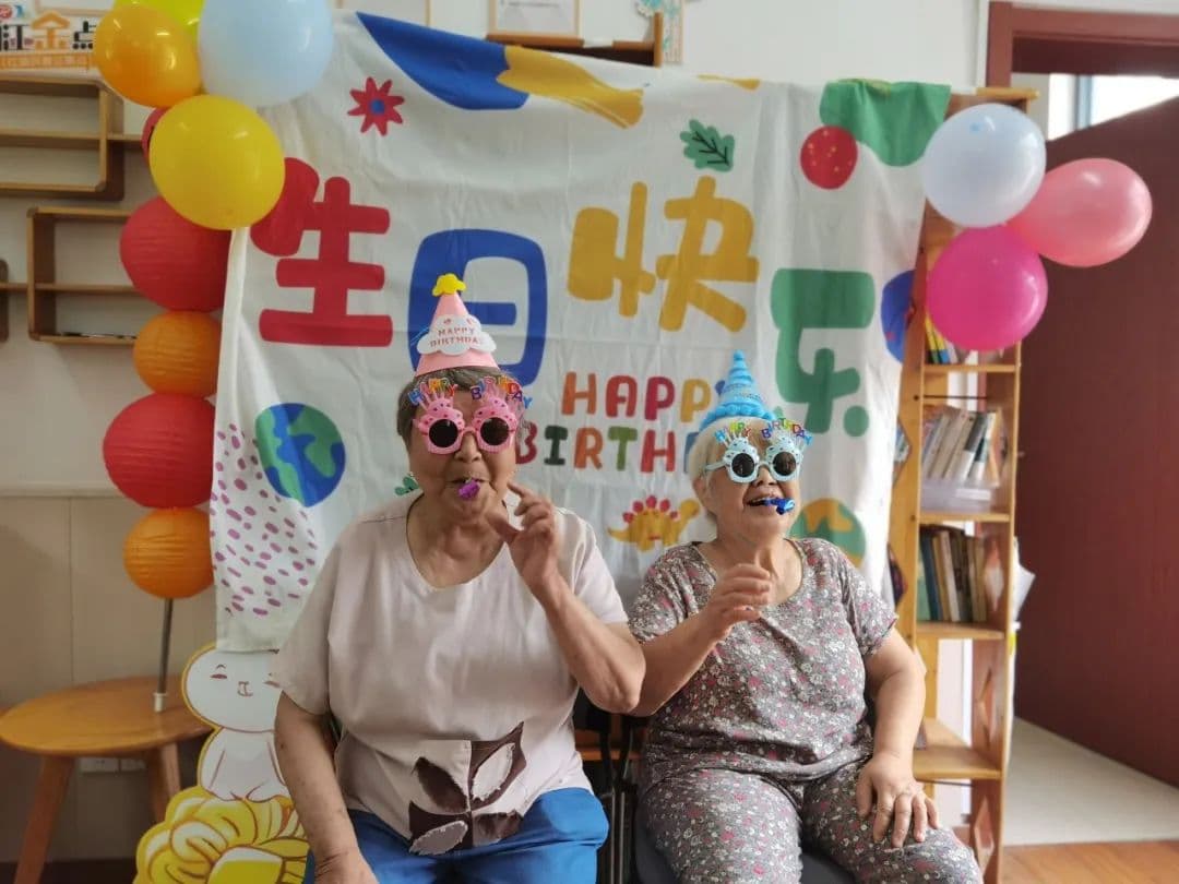 独居老人集体庆生，与祖国母亲共度国庆
