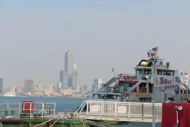 高雄旗津走春一日游　搭渡轮赏海景