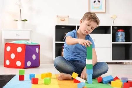 孩子总粘人？育儿专家教你如何培养孩子独立玩耍的能力！