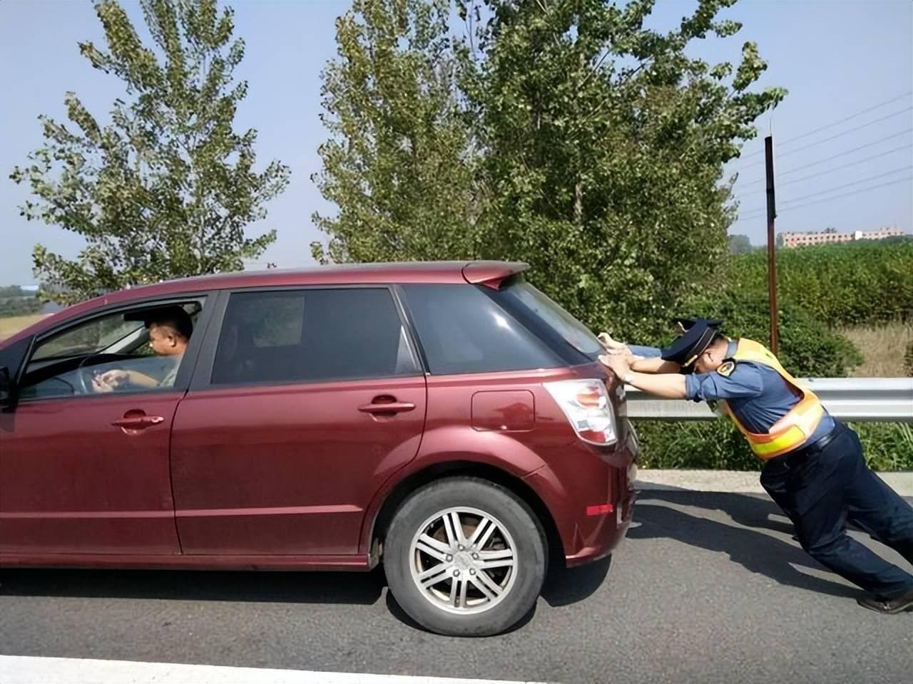 电动车为何怕上高速？512km续航跑242km就没电，这谁顶得住？