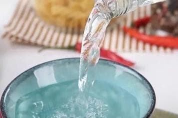 用白醋泡脚能治脚气吗？效果与注意事项全解析
