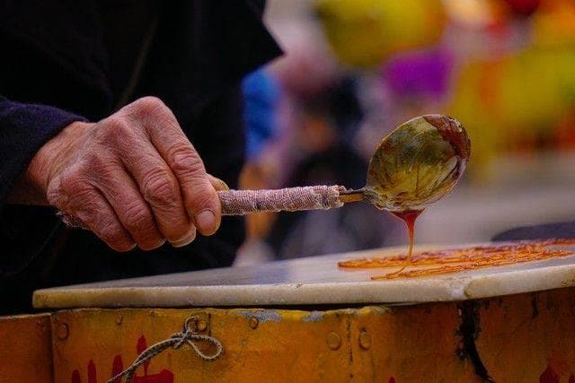 农历三月三日，各地的人们会举行哪些活动来庆祝“三月三”