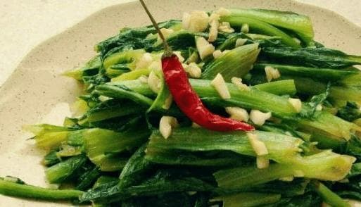 油麦菜的三种烹饪方法：清炒、蒜蓉和炖豆腐