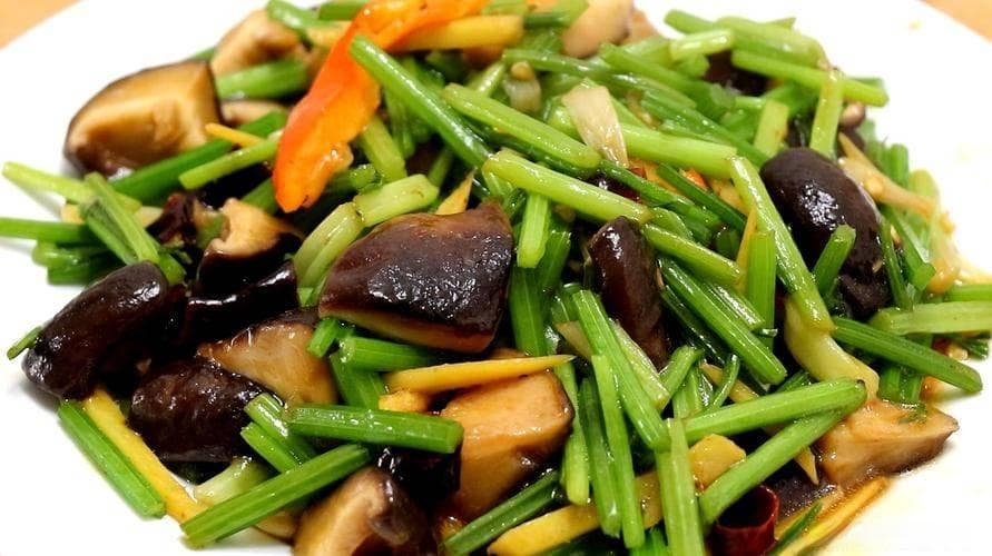 芹菜炒香菇：一道简单易做又营养丰富的家常小炒