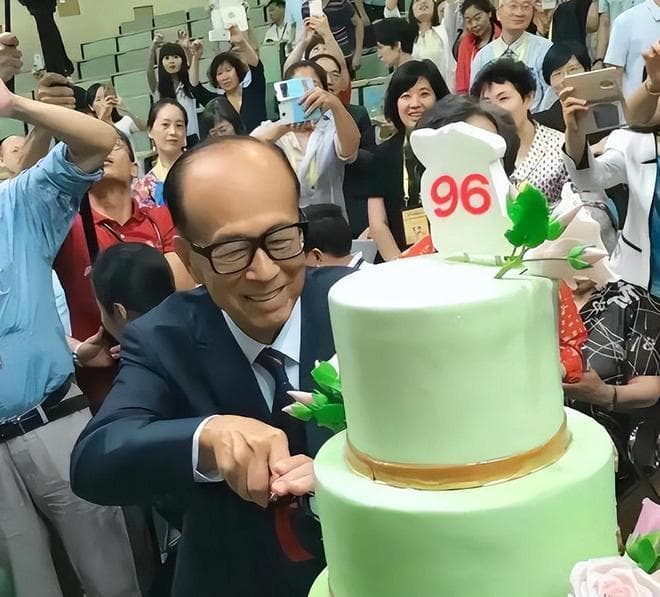 李嘉诚的自律法则：从生活细节到商业帝国
