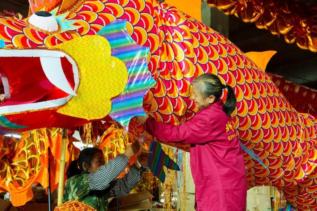 追光丨舞龙灯，非遗年俗走向世界