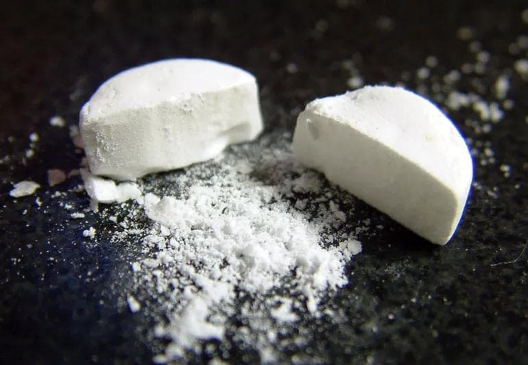 为什么有的药片上有刻痕？为了让刻痕有用，有人发明了一个小盒子……