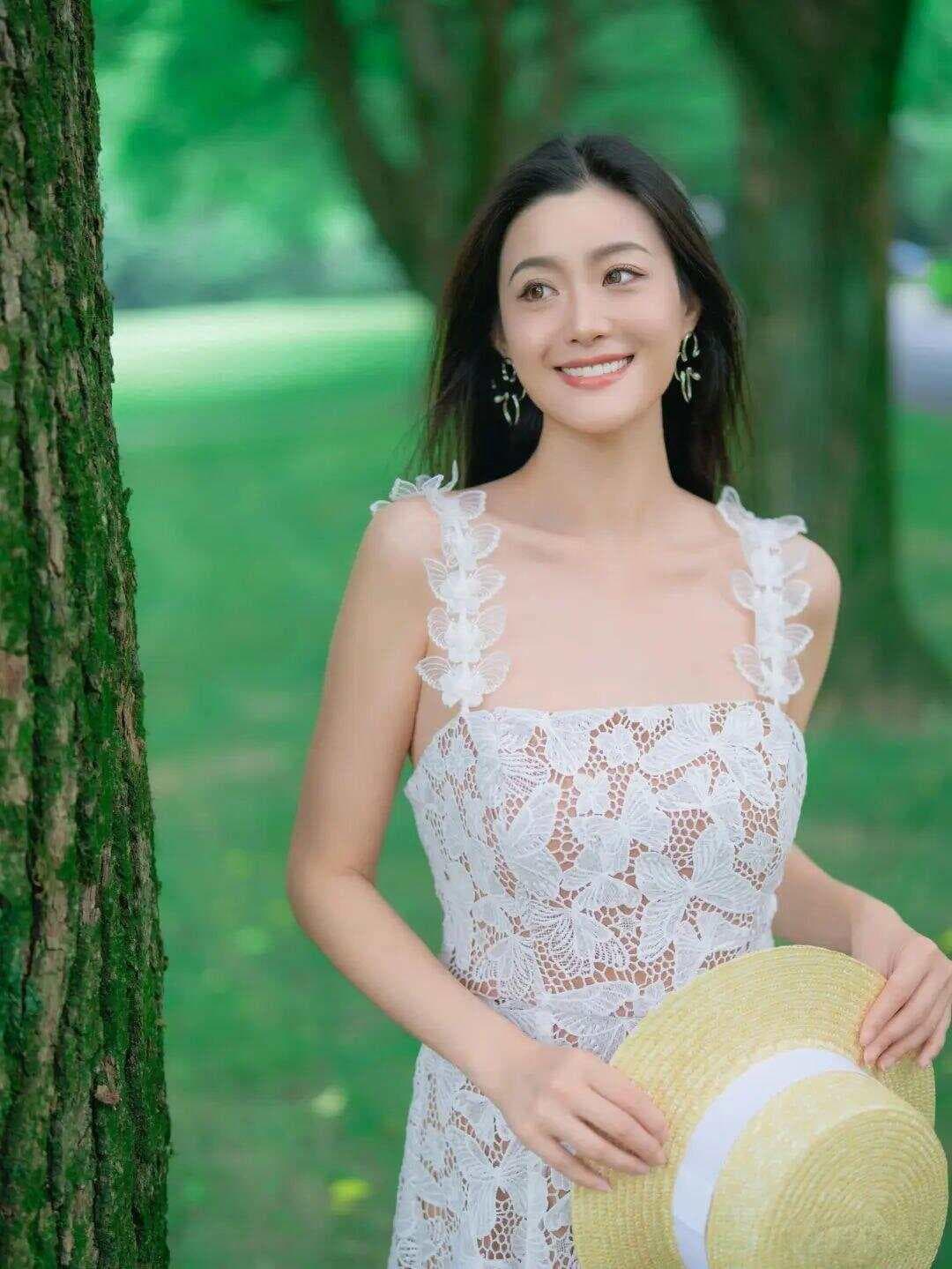 8个树林、草地拍照姿势，气质女性学起来，出片简约漂亮又优雅