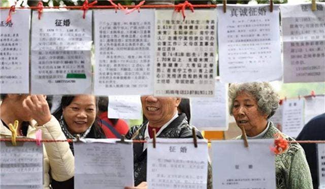 北京相亲角：北京户口是基本，月薪2万看不上，有车有房算三流人
