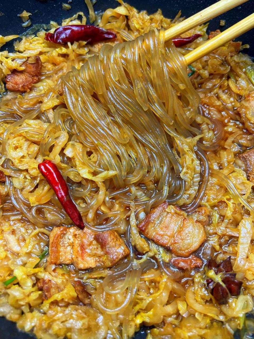 东北酸菜炖粉条：酸爽滑嫩，五步做出家常美味