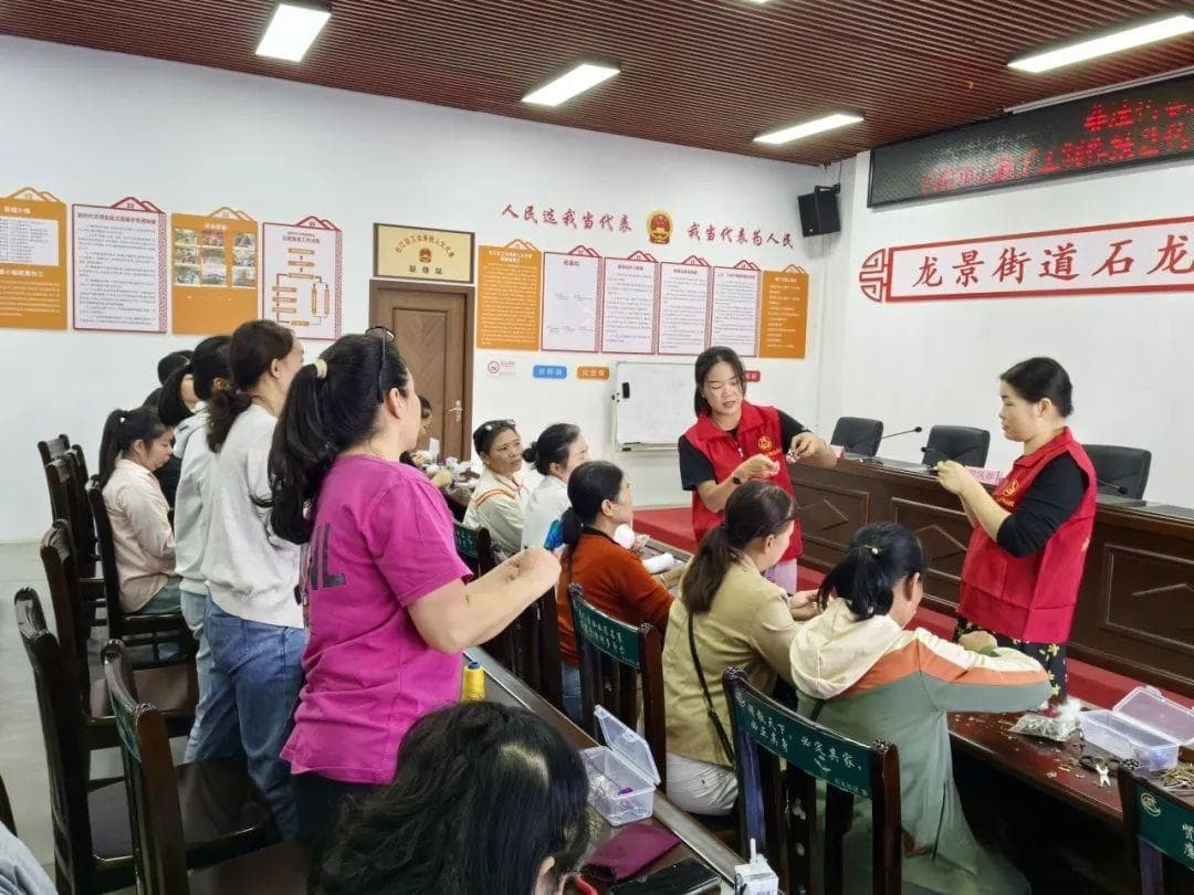 非遗传承聚新力 指尖技艺助振兴——百色市民族手工制作技艺传承绽放“她风采”