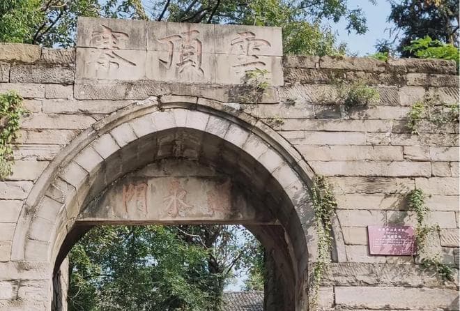 云顶寨：600年历史的古老山寨与文化遗产探秘
