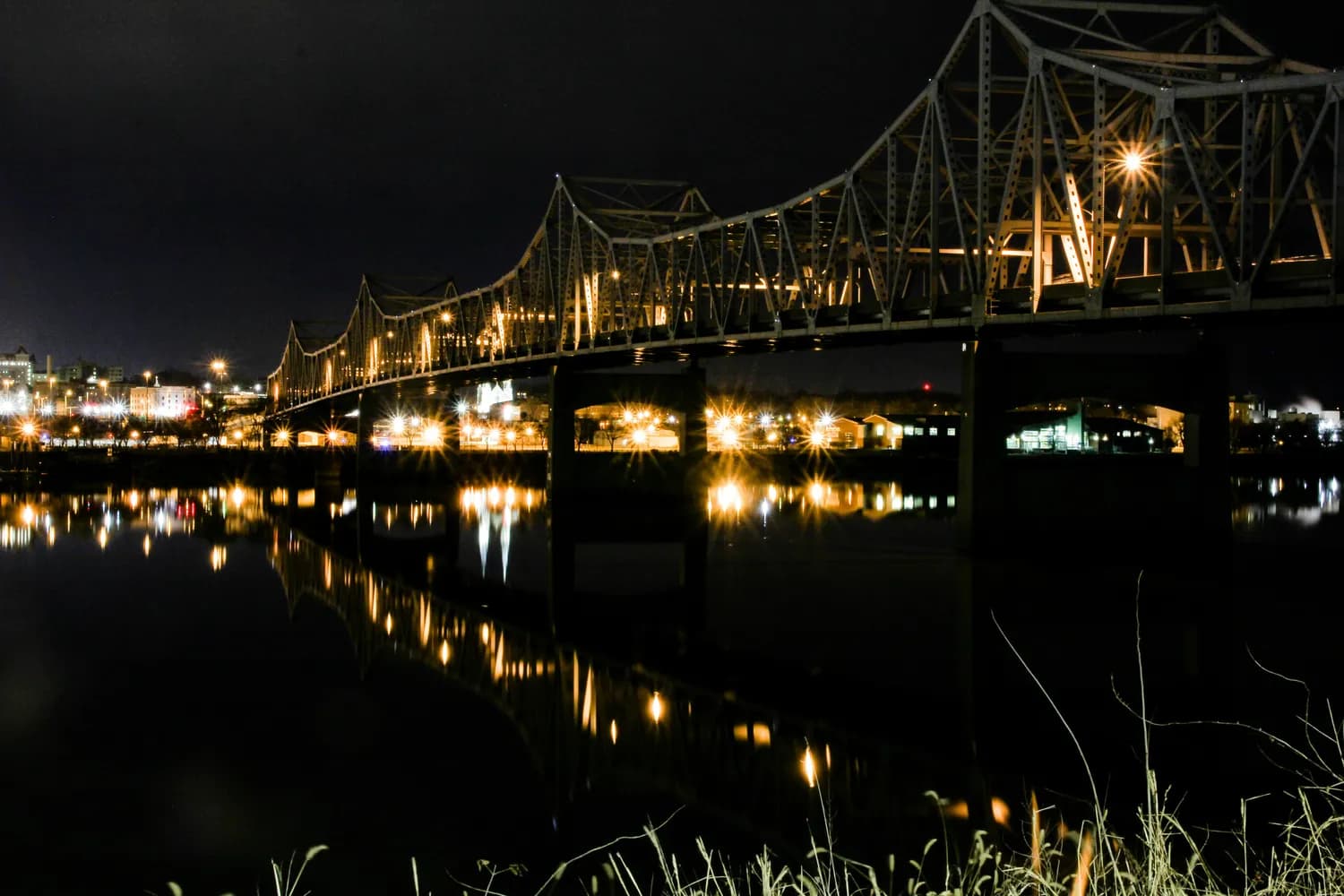 南沙夜生活的璀璨明珠：聚星桥与明珠湾夜市
