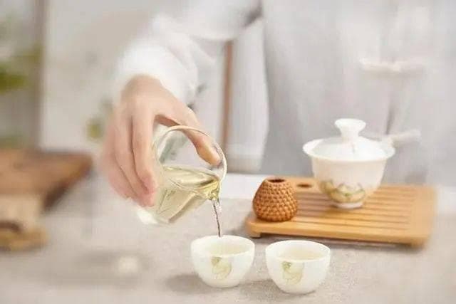 高血压适当喝茶可以降血压，但要喝绿茶、菊花茶