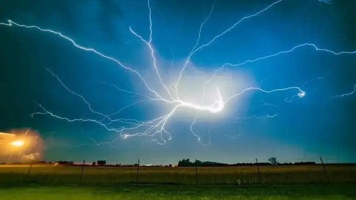 雷雨天使用电脑安全吗？科学解析与防护指南