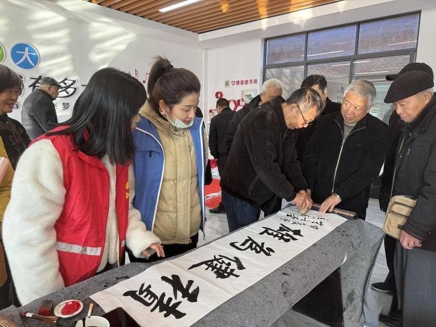 11月20日，钟祥宫塘社区开展书画活动关爱老年人