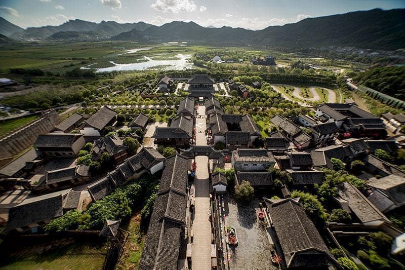 象山影视城：中国首个实景电影主题乐园