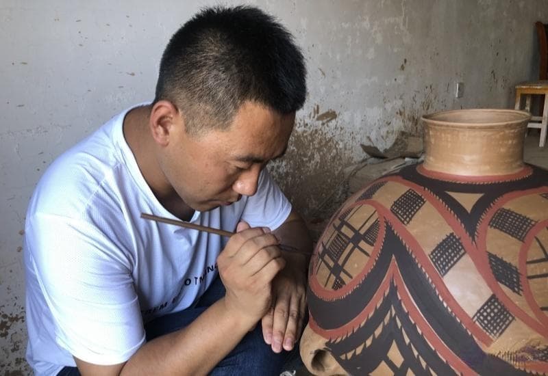 康晓龙：用匠心守护非遗 让秦安陶器走向世界