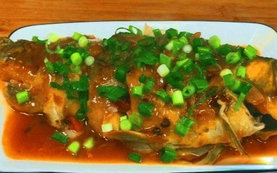 红烧鱼是一道经典的中华美食，色泽红亮、口感鲜美，深受食客喜爱