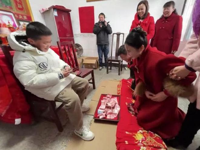 中国人的辈分能有多离谱？管发小叫爷爷，18岁高中生被人叫奶奶！