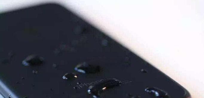 苹果电脑进水了怎么办（教你如何应对苹果电脑进水问题）