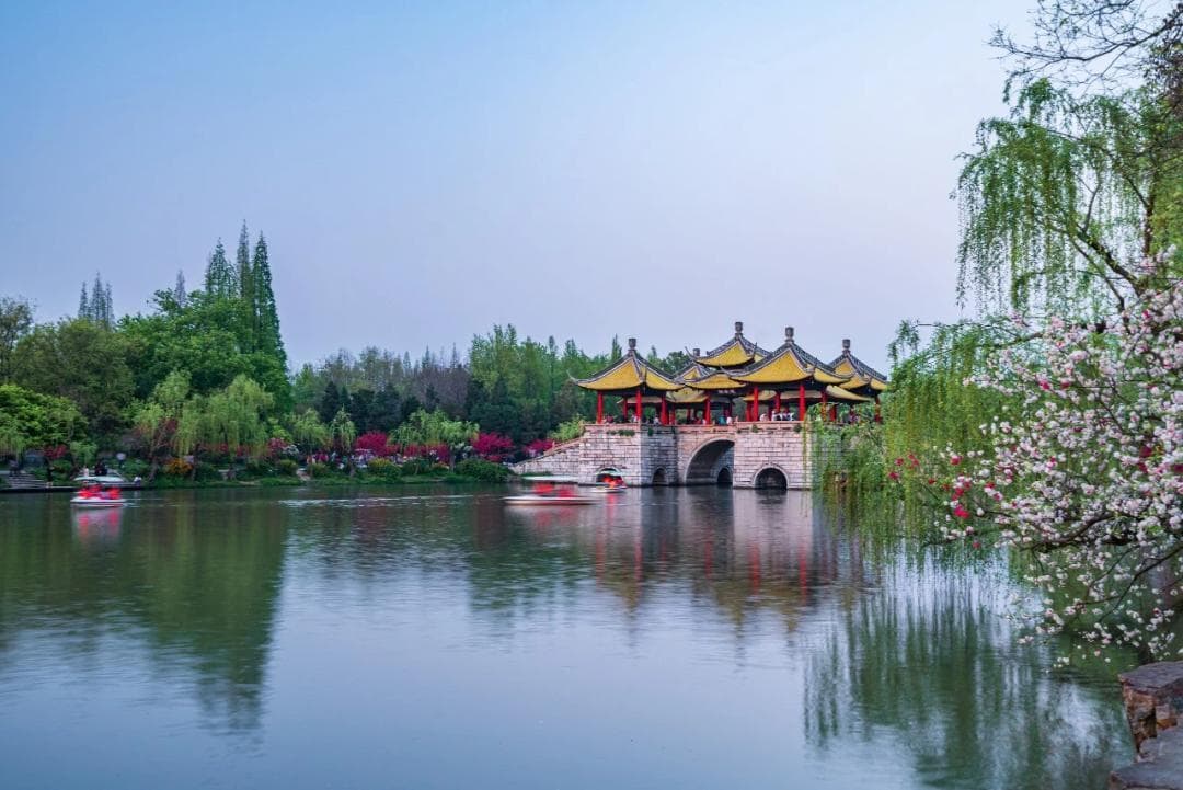 “烟花三月下扬州”，高铁穿梭解锁江南春日盛景！