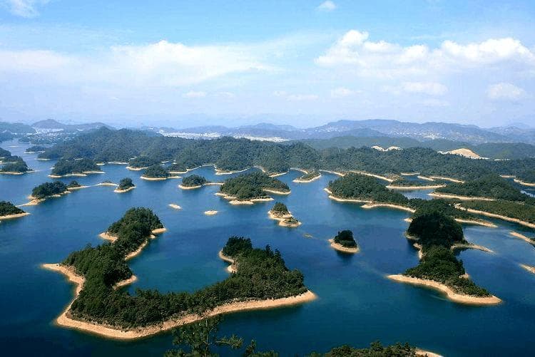 千岛湖：浙江淳安的人造淡水湖明珠